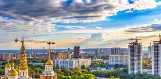 Фон строящегося российского города с кранами и куполами
